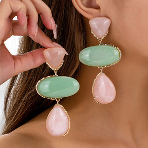 Kaimei 2026 bijoux de mode en gros <span class=keywords><strong>pas</strong></span> <span class=keywords><strong>cher</strong></span> femmes accessoires résine pierres précieuses boucles d'oreilles pendantes 18k or longues boucles d'oreilles géométriques - Product Image 1