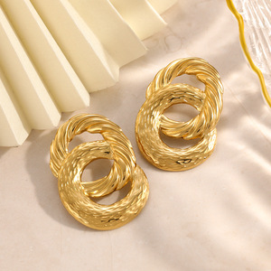 Boucles d'oreilles créoles géométriques en acier inoxydable plaqué or 18 carats pour un usage quotidien - Product Image 2