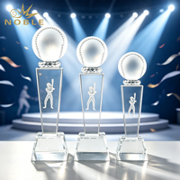 Trofeo de Softbol Noble Crystal con Bola Esmerilada, Silueta de Jugador Grabada en la Parte Superior, Logotipo Personalizado para Competencia de Softbol