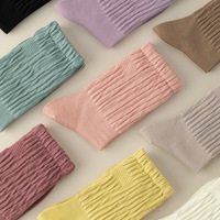 Chaussettes mi-tube tout-en-un en coton plissé Macaron pour filles, couleur unie, antidérapantes, respirantes, tricotées et décontractées pour l'automne