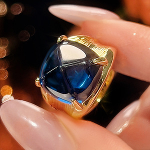 Anillos de Moda Ecológicos de Cobre Chapado en Oro con Circonitas Rojas y Azules de 14*14mm, Estilo Hop, Personalizados y Únicos - Product Image 5
