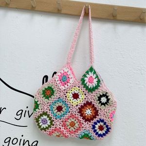 Bolso de hombro de ganchillo estilo étnico de moda con flores, hecho a mano, calado, bohemio, para verano y playa, tipo tote. - Product Image 3