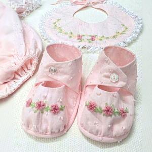 รองเท้าบูทผ้าสำหรับเด็กทารกปรับแต่งได้มีการตกแต่งงานปักด้วยมือลายดอกไม้ - Product Image 1