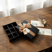 Boîte cadeau de chocolats premium, boîte noire gaufrée avec nœud en ruban doré pour truffes et bonbons