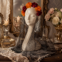 Coiffe florale en voile et couronne capillaire en maille araignée, motif gerbera rouge-orange automnal, pour le défilé urbain du Día de los Muertos