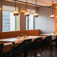 Ensemble de mobilier de restaurant moderne avec banquettes en tissu et canapés lounge, tables basses en bois massif pour hôtels, cafés, bars