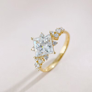 Splendido Anello con Diamante Taglio Principessa Coltivato in Laboratorio, Placcato in Oro Giallo 18K, Anello Solitario per Fidanzamento e Matrimonio per Donne - Product Image 2