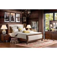 Lit double moderne en bois massif de style américain avec cadre en bois et designs rembourrés pour chambre à coucher