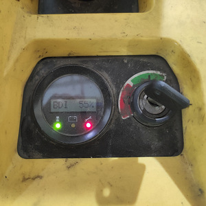 Chariot élévateur électrique Hyster 59, d'occasion, avec siège de conducteur, propulsion arrière, pneus pleins, pour sols intérieurs en usine de fabrication - Product Image 1