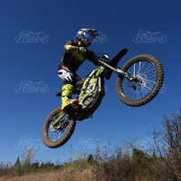 Pneu avant Surron 2026 : 70/100-19 Pneu arrière : 3.00-18  Moto électrique tout-terrain en alliage d'aluminium forgé