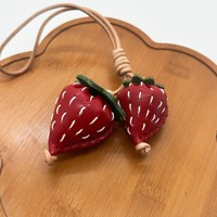 Origineel ontwerp, handgestikte 3D aardbeien fruitbedel; hanger en accessoire van koeienleer, unisex sleutelhanger, fris & zoet