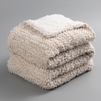 Personalisierbare Bouclé-Strick-Sherpa-Wendedecke aus 100 % Polyester – Texturierte, beidseitig warme Strickdecke für Sofa und Heimdekoration