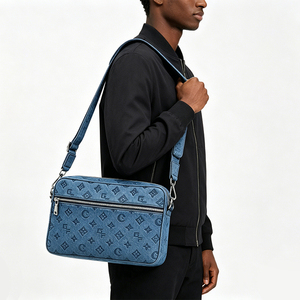 Sac bandoulière de luxe en jean bleu gaufré pour <span class=keywords><strong>homme</strong></span>, ensemble messager 2 pièces tendance avec motif monogramme, parfait pour le style urbain - Product Image 6