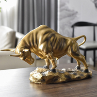 Kerajinan Resin Feng Shui Patung Banteng Emas Patung Sapi Modern untuk Dekorasi Meja Ruang Tamu Lemari TV Ruang Belajar
