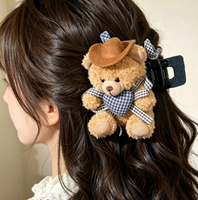 Peluche ours super mignonne avec accessoires de personnalité exagérés et uniques. Une jolie coiffe de style Lolita.
