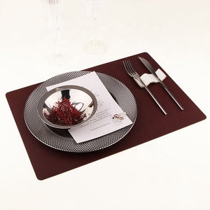 Service <span class=keywords><strong>de</strong></span> <span class=keywords><strong>table</strong></span> <span class=keywords><strong>de</strong></span> luxe gris <span class=keywords><strong>pour</strong></span> une personne, comprenant assiette et bol en verre texturé argenté, couverts, et cadeau <span class=keywords><strong>de</strong></span> dîner en céramique Coupe Stanley bordeaux. - Product Image 3