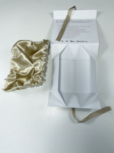 Hộp quà thủ công gấp màu trắng tùy chỉnh với lót lụa | bao bì bảo vệ sang trọng cho nghệ thuật & sưu tầm - Product Image 5