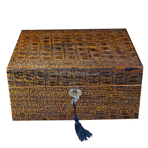 Humidor en bois de noyer peint avec grain de bois, technique de laque, hygromètre et humidificateur, vente en gros - Product Image 4