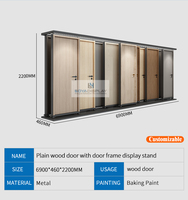 Présentoir robuste en bois pour portes avec système de tirage horizontal pour exposition de portes intérieures en showroom