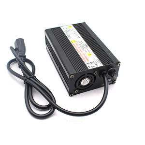 Cargador de batería de litio, salida de CC de 12,6 V y 15A para coche eléctrico con protección contra sobrecarga, cargador enchufable con carcasa de aluminio - Product Image 1