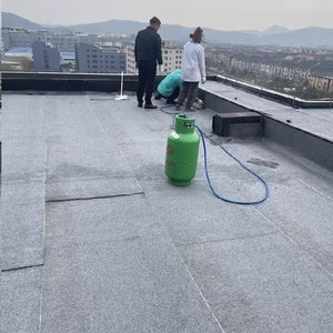 Membrane imperméable SBS, adaptée aux toitures et aux sous-sols, construction sur site -25 ℃   Résistance aux fissures, durée de vie longue durée, plus de 20 ans. - Product Image 2