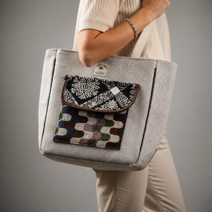 Sac fourre-tout à bandoulière patchwork avec panneau décoratif sur le devant et intérieur spacieux pour femmes, idéal pour le shopping, les voyages, le travail et l'usage quotidien - Product Image 3