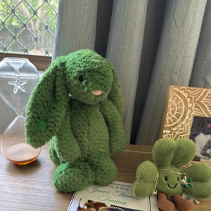 Jellcatt UK Conejo de Peluche Verde <span class=keywords><strong>Oscuro</strong></span> con Orejas Caídas, Animal de Peluche Suave Verde <span class=keywords><strong>Bosque</strong></span>, Regalo a Juego con Trébol de la Suerte - Product Image 2