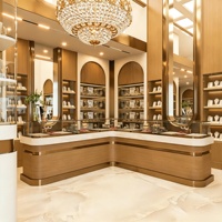 Agencement de magasin de bijoux et montres de luxe : personnalisation complète de la pièce, vitrine en verre, présentoir à bijoux, décoration de magasin