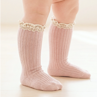 Nouvelles chaussettes pour bébé fille 2026 en coton côtelé avec dentelle et volants, antidérapantes avec semelle en silicone, mi-mollet, mode pour nourrissons et tout-petits