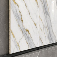 Panneau mural WYRAX en PVC UV effet marbre beige travertin pour salle de bain d'hôtel, 1220x2440mm, 3.5mm, étanche et facile à nettoyer