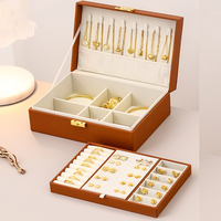 Boîte de présentation de bijoux double couche grande capacité anti-poussière en PU avec doublure en velours et fermeture à bouton, en gros et en stock