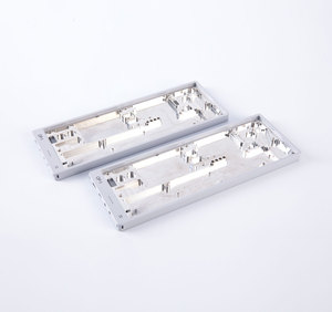 Pièces en acier inoxydable et en aluminium usinées par CNC avec finition anodisée violette pour applications de perçage de précision pour l'usinage - Product Image 4
