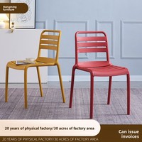 Chaise de salle à manger d'extérieur en plastique confortable, empilable, de style nordique moderne et simple, pour l'ameublement de la maison