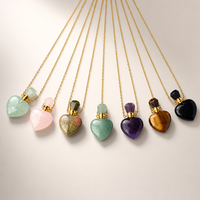 Vente en gros de pendentifs en forme de cœur en cristal naturel brut, flacon de parfum en jade en forme de cœur, flacon d'huile essentielle parfumée, collier