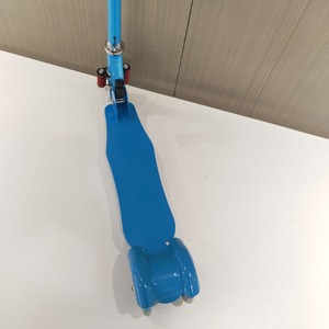 Patinete para niños con ruedas LED, altura ajustable, para niños de 3 años en adelante, color azul - Product Image 4