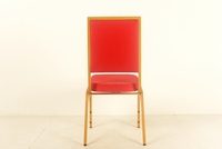 Chaise de banquet en tissu rouge sur mesure de qualité commerciale, avec cadre en métal doré, dossier carré, empilable, pour hôtel et événements