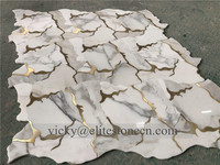 Marbre Calacatta Gold, mosaïque en forme de cube d'eau avec incrustation en laiton