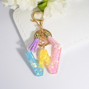 พวงกุญแจกระเป๋าและรถยนต์ ขายส่ง แฟชั่นน่ารัก พวงกุญแจโลหะตุ๊กตาขนฟู พวงกุญแจอะคริลิคพลาสติกแบบกำหนดตัวอักษรได้ - Product Image 2