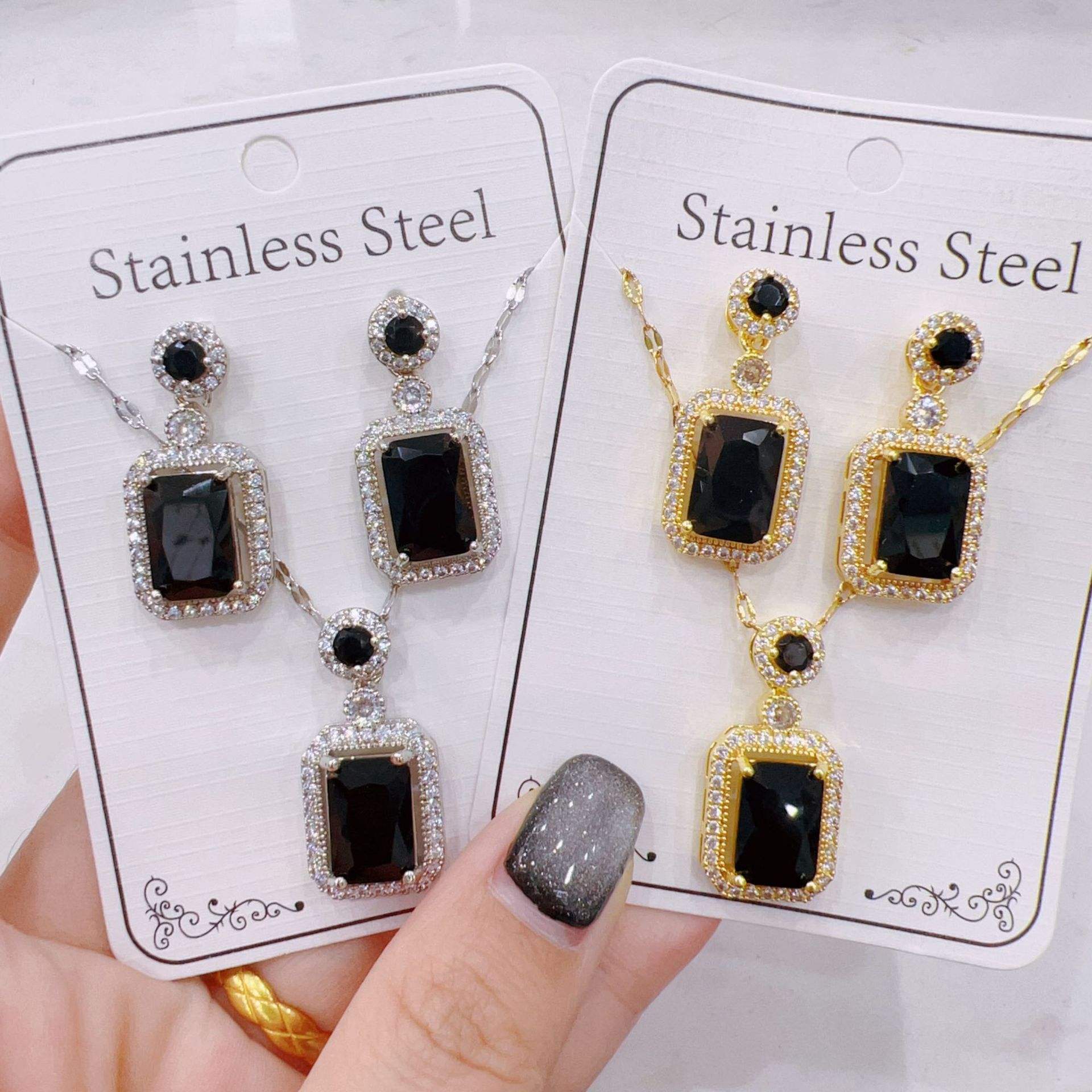 สีดำและสีทอง