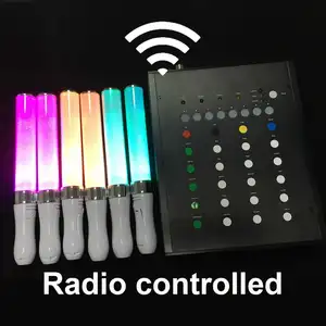 عصا إضاءة وامضة بإضاءة LED على شكل حفل موسيقي ومتعدد الألوان تعمل بجهاز تحكم عن بعد عصا إضاءة بإضاءة لامعة LED