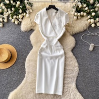 Robe fourreau midi élégante blanche à col en V et manches courtes pour femme, ornée de strass, idéale pour les occasions professionnelles formelles