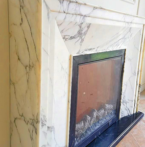 Luxueuze binnenhaardomranding van klassiek Frans wit handgesneden natuursteen marmer, religieus sculptuur - Product Image 3