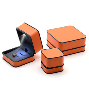 Caja de Regalo para Joyería EVERWIN con LED Naranja, Caja de Joyería Cuadrada con Forro de Terciopelo para Anillos, Collares, Pulseras y Colgantes - Product Image 2