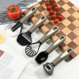 Juego de Utensilios de Cocina de Acero Inoxidable de 10 Piezas, Rallador, Cortador de Pizza, Abridor de Botellas, Espátula para Queso, Batidor de Huevos, Apto para Lavavajillas - Product Image 1