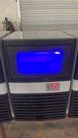 Machine à glaçons commerciale LK-KK-60 220V avec bac de stockage pour restaurant, dotée d'un compresseur, d'une pompe à eau et de composants essentiels LUCKYLN