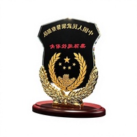 Trophée personnalisé en forme de bouclier, plaque en cristal, récompense souvenir en résine dorée en relief avec base en bois pour la commémoration et l'hommage