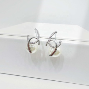 Boucles d'oreilles clous géométriques en laiton plaqué or 18 carats avec perles, style indien vintage, élégantes, faites à la main, pour femmes - Product Image 1