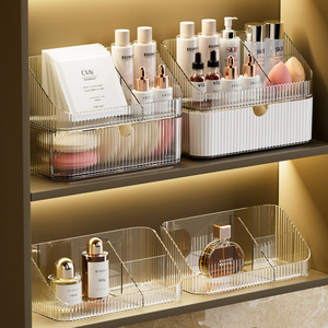 Boîte de rangement cosmétique transparente inclinée avec compartiments pour produits de maquillage et de soin de la peau pour la salle de bain - Product Image 1