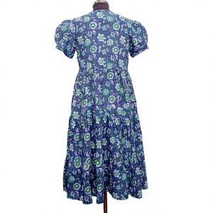 Vestido midi de mujer 100% algodón con estampado floral, manga casquillo, corte A, ajuste holgado, cuello con orificio, informal de verano, tejido de viscosa y poliéster. - Product Image 3