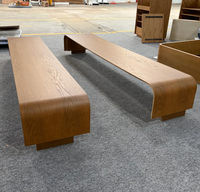 Vitrine autoportante moderne en bois cannelé avec éclairage LED, écologique, durable, à étagères à niveaux, avec serrure à clé, pour usage en centre commercial